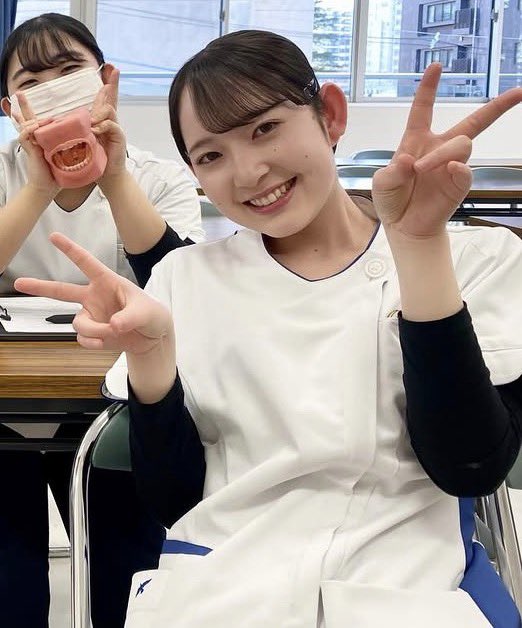 kkrujf7's tweet photo. お口の中をみせちゃう学生さん。

#専門学生
#可愛い https://t.co/i95972CRLq