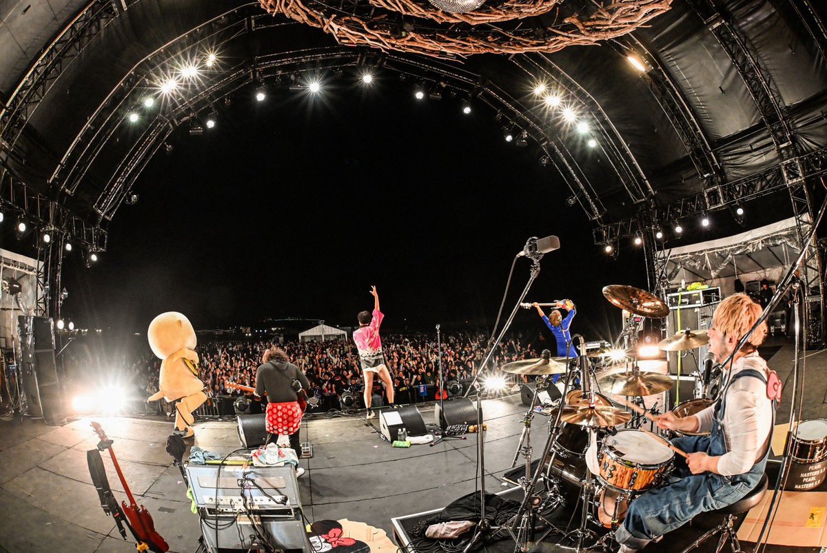 masayuki_web's tweet photo. ライブ中、舞台袖からちぃたん☆が見てくれてたからギター弾いてもらった
#TOKYOISLAND

📸@k_akn35 https://t.co/sN3Jk6Wocy