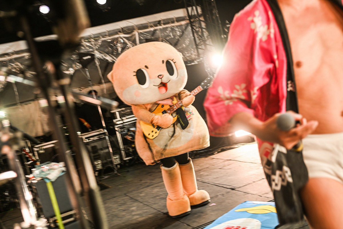 masayuki_web's tweet photo. ライブ中、舞台袖からちぃたん☆が見てくれてたからギター弾いてもらった
#TOKYOISLAND

📸@k_akn35 https://t.co/sN3Jk6Wocy