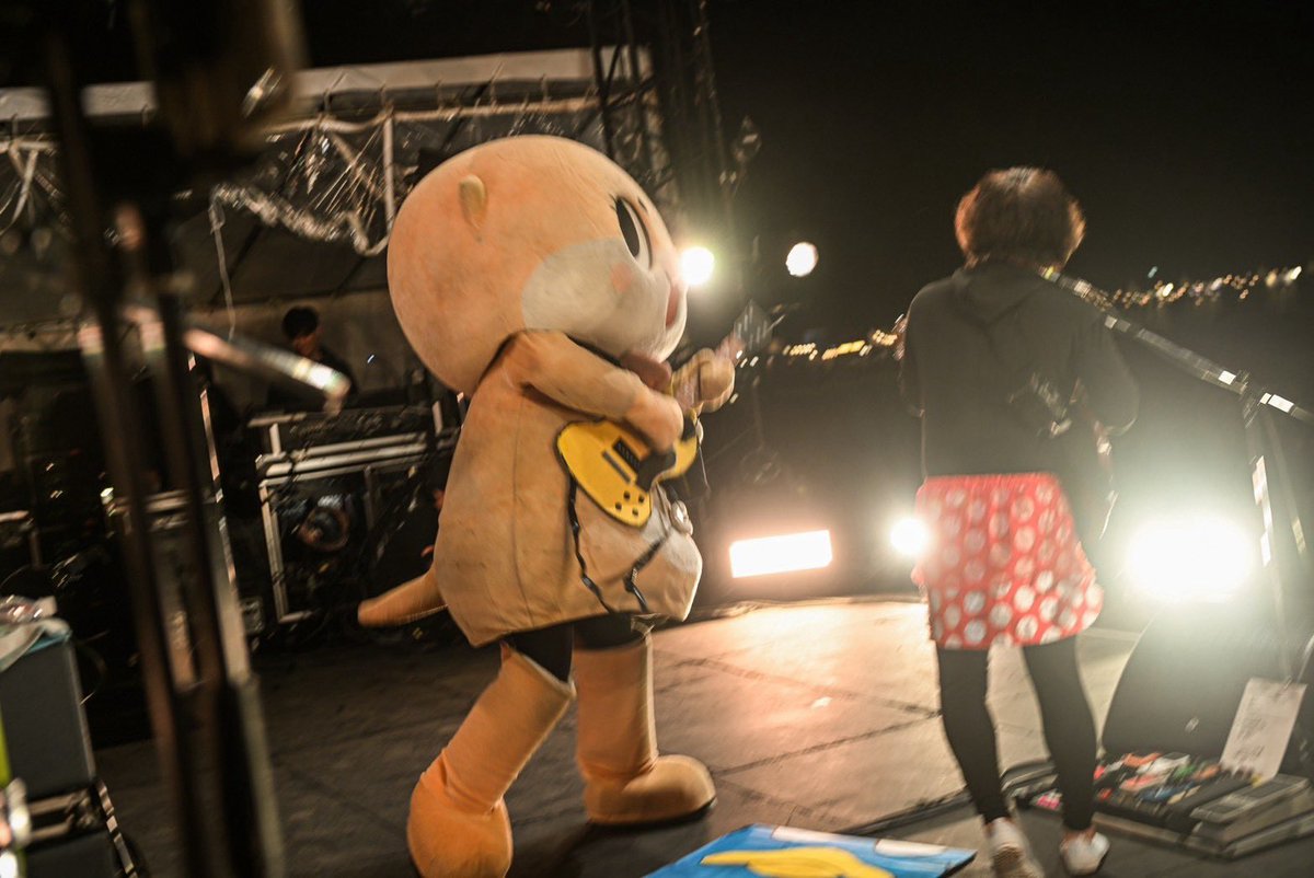 masayuki_web's tweet photo. ライブ中、舞台袖からちぃたん☆が見てくれてたからギター弾いてもらった
#TOKYOISLAND

📸@k_akn35 https://t.co/sN3Jk6Wocy