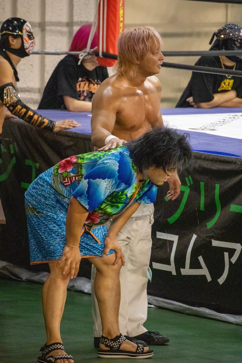 nh_53's tweet photo. 2026.10.8 上野恩賜公園野外ステージ
酔っ払いの介抱。さすさす。
#ddtpro #ビアガーデンプロレス #MAO #KANON https://t.co/Q8ocVsUjuH