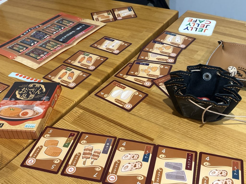asoboard_totty's tweet photo. @IiwakeBodoge おでん乱舞

🎲で出た目だけ場のおでんを煮込んで、特定の組み合わせで加点していくセットコレクション。

でも、ちゃんともらうときにいただきます。って言わないと指摘されたら没収！

作者の方がいただきます言い忘れて、全員秒で指摘してたの笑った。みんなのおでん愛を感じました🍢ww https://t.co/GrnjdgfSYZ