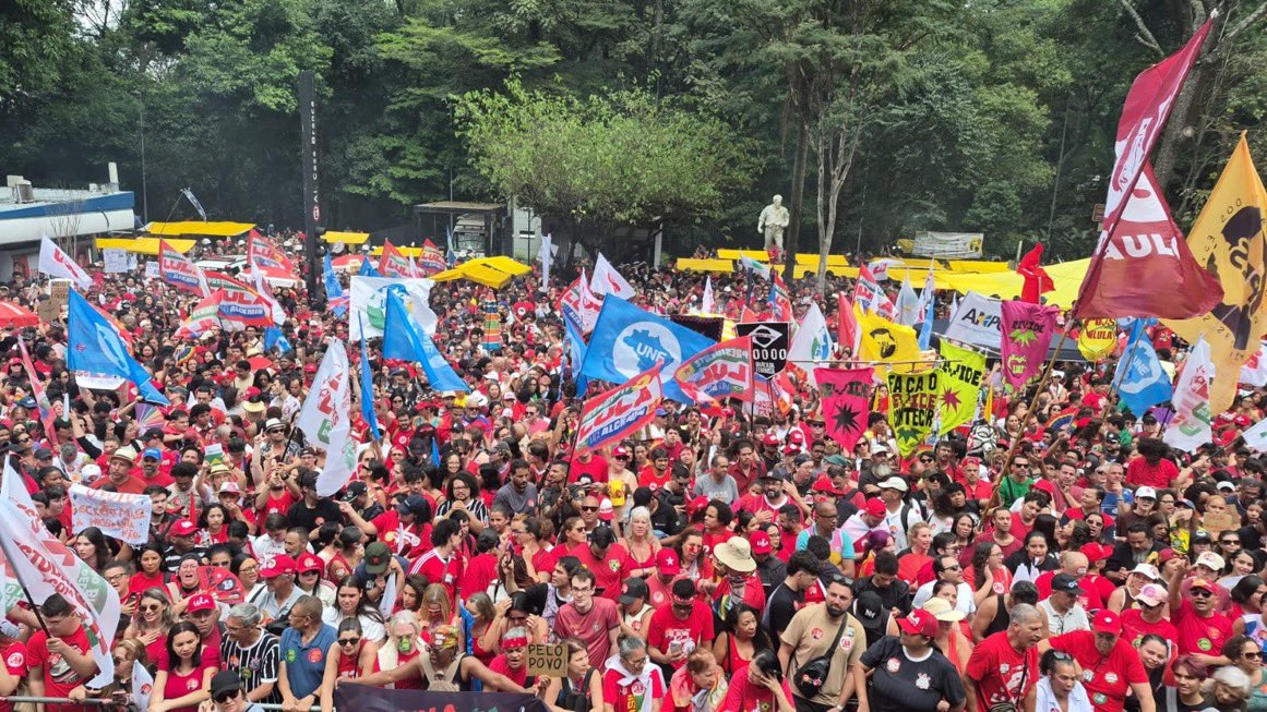 PBTSBR's tweet photo. 🚨 VAMOS DOMINAR AS REDES SOCIAIS 

RT, Copia e Cola usando as tags: 

#LULANAPAULISTA
#FandomsNoMasp
#FandomsComLula https://t.co/DRWXouUOir