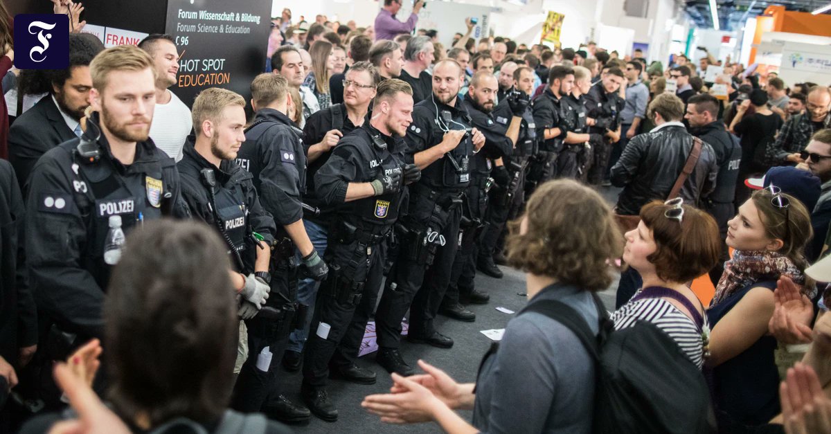 faznet's tweet photo. Wie ich einmal auf der Buchmesse am Stand rechter Verlage die Seiten von Büchern so zusammenklebte, dass man sie nicht mehr öffnen konnte – und mich trotzdem nicht besser fühlte. Was hatte es gebracht? https://t.co/KxPeRDhaon https://t.co/xFsYlqRICT