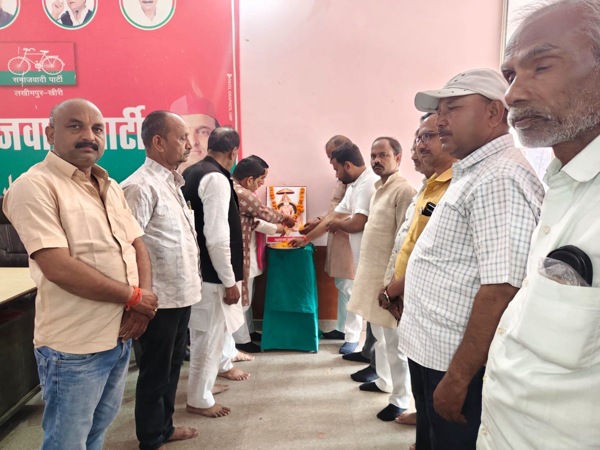 PrashantLala2's tweet photo. आज महाराजा अग्रसेन जी की जयंती के शुभ अवसर पर उन्हें शत्-शत् नमन एवं भावपूर्ण श्रद्धांजलि। 🙏💐
@yadavakhilesh @shivpalsinghyad 
@Utkarsh4LMP @anuragpatel_lmp 
@RampalS95391493 @samajwadiparty 
@mediacellsp https://t.co/Ey6N8tTU8y