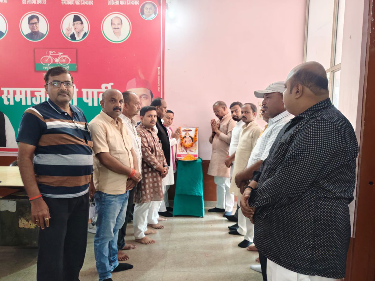PrashantLala2's tweet photo. आज महाराजा अग्रसेन जी की जयंती के शुभ अवसर पर उन्हें शत्-शत् नमन एवं भावपूर्ण श्रद्धांजलि। 🙏💐
@yadavakhilesh @shivpalsinghyad 
@Utkarsh4LMP @anuragpatel_lmp 
@RampalS95391493 @samajwadiparty 
@mediacellsp https://t.co/Ey6N8tTU8y