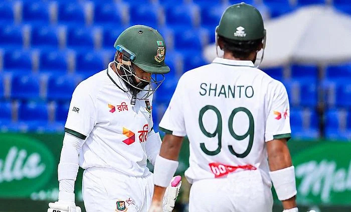 Cricket_World's tweet photo. 🏏🇧🇩 BANGLADESH TAKE CONTROL!

Mushfiqur Rahim and Najmul Hossain Shanto hit crucial fifties as Bangladesh close Day 3 on 223/6, leading Afghanistan by 329 runs!

🇦🇫 Rahmat Shah's fighting 101 highlights Afghanistan's innings.

https://t.co/GN9vb5gPOS

#AFGvBAN #TestCricket #CricketWorld
