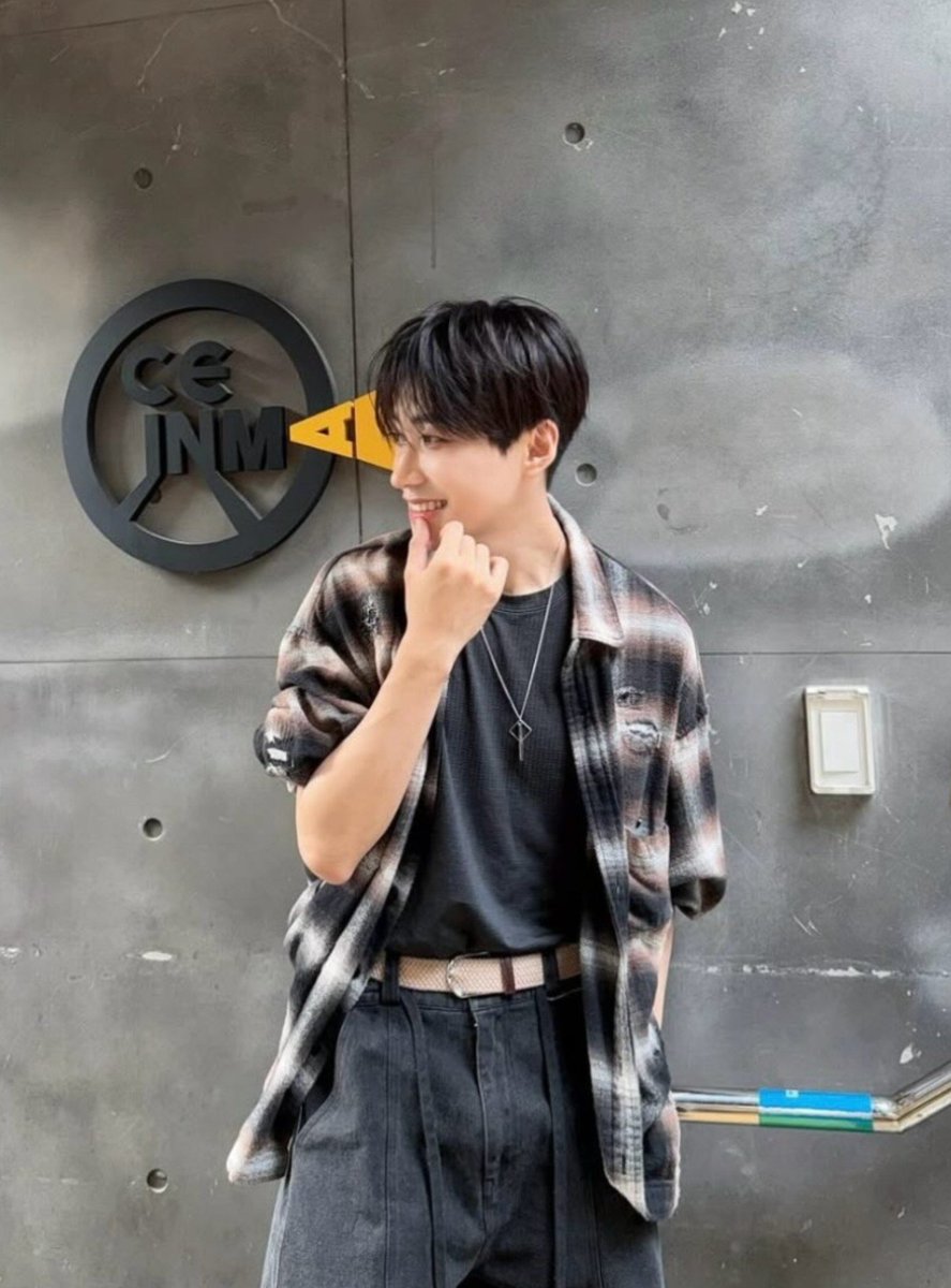 limerensh_'s tweet photo. the evolution of sun hengyu (plaid shirt ver.) https://t.co/saUfGu76dR