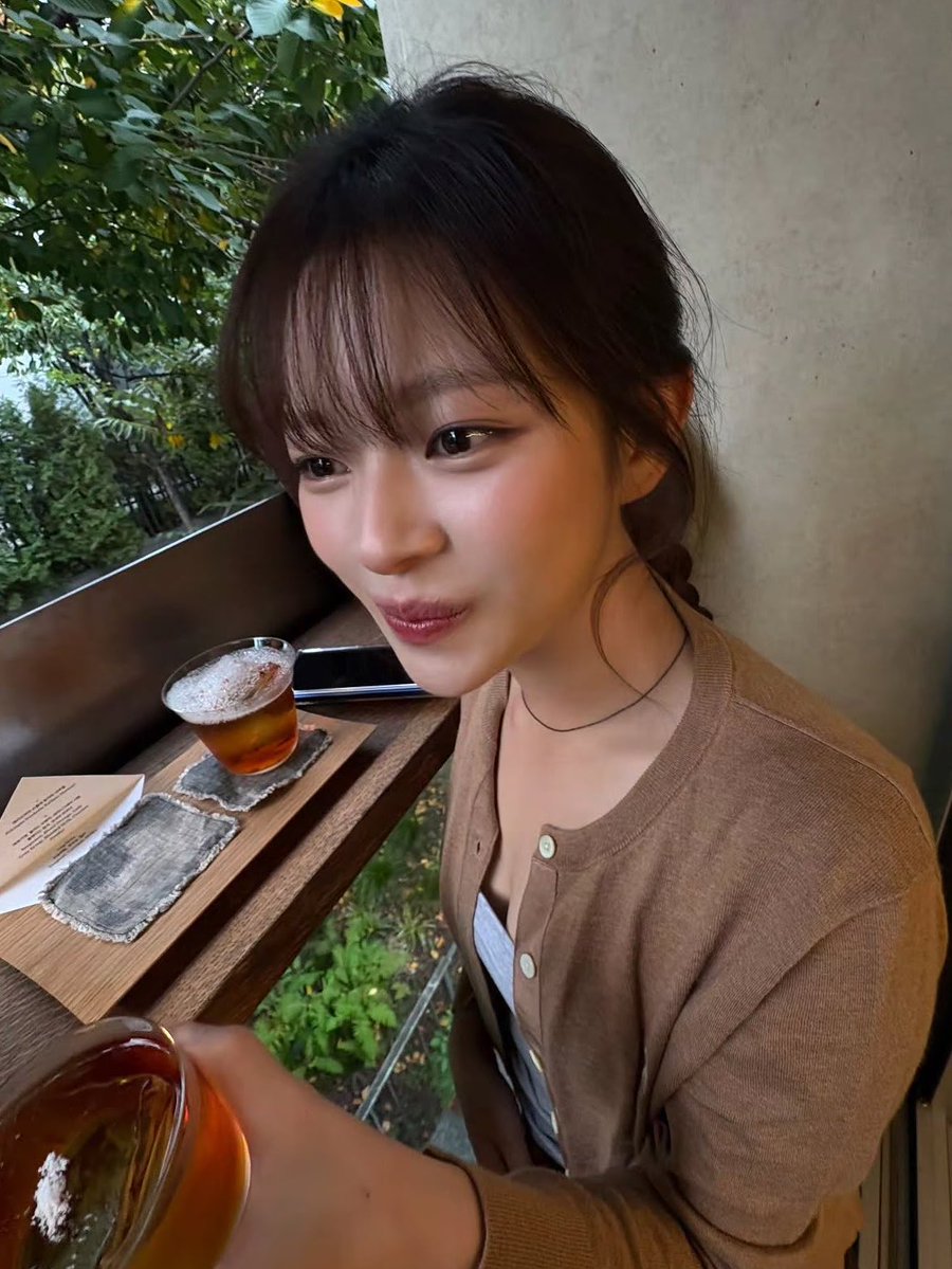 2015_1020_'s tweet photo. 정연이가 하고 있는 목걸이 2018년에
멤버들한테 선물흔 그 목걸이 맞구나🥹
2026년에도 끼고있는거 진짜 너무...감동되 https://t.co/LNhUkbw9Sf