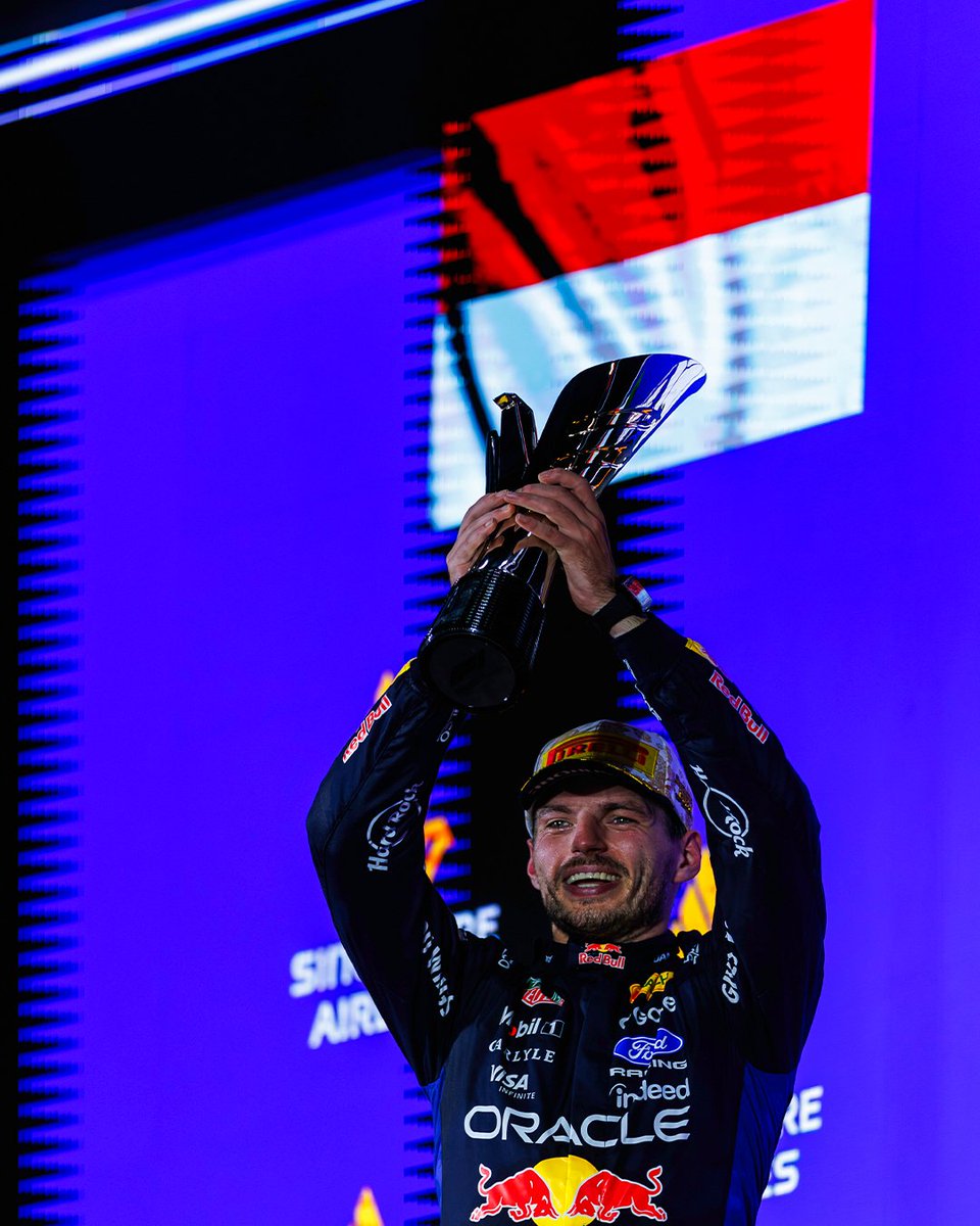 redbullracing's tweet photo. Arrived at Marina Bay with unfinished business... 🏆

And we're not done yet 👊

#F1 || #SingaporeGP 🇸🇬 https://t.co/geLMtQlc8L