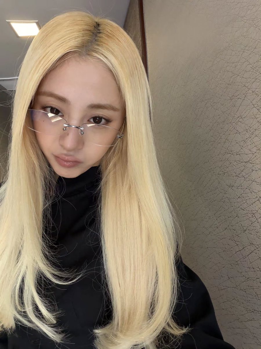 jenaissante's tweet photo. yunjin will always post the hottest pics with a caption like “concrete jungle wet dream tomato or smth like that” https://t.co/SaJGENQrXH