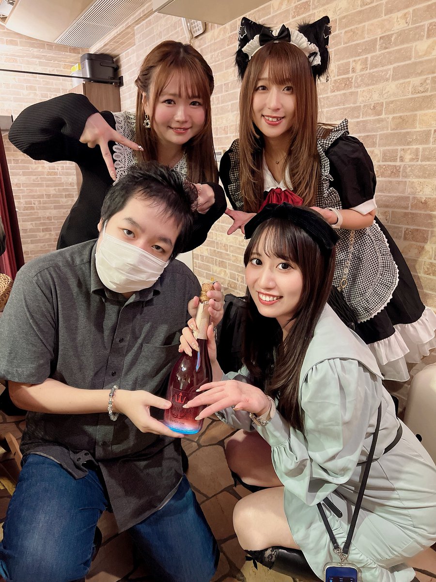Acchan020204's tweet photo. またまたもみじちゃんに会ってきました〜
もみじちゃんは日々可愛さが更新されてますね😻
入れるつもりはなかったけど気がついたらシャンパン入れてました🍾
まぁバースデーの前祝いと言う事で🎉
ぴぃちゃんは相変わらず落ち着きがなかったですw
ちゃんはるは今日はやたらいじられてた気がしますw https://t.co/1Nvc1IPDwS