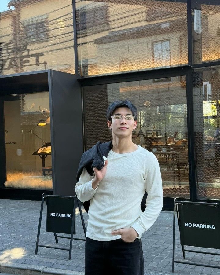 kritxen's tweet photo. fot with glasses 🚬 https://t.co/wvKTnemRkM