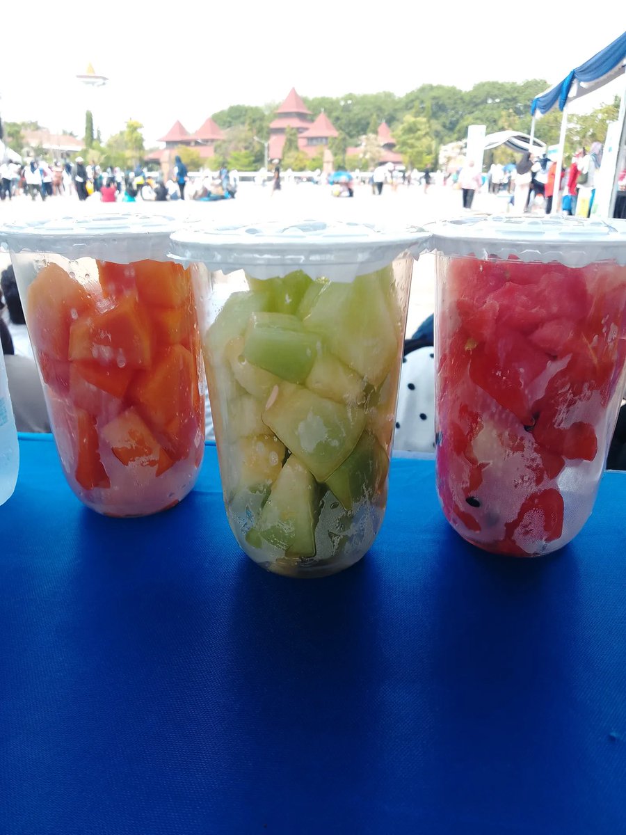 KapudS640's tweet photo. Lagi jualan buah potong Rp10 ribu per cup, eh ada ibu-ibu nawar jadi Rp5 ribu.

“Sepuluh ribu kemahalan, saya biasanya beli segini cuma lima ribu.”

“Hahaha, iya, Bu.” Senyum bisnis 😊

Ibunya malah pasang muka 😒 “Lima ribu aja ya? Segini tuh biasanya lima ribu.”

Pengen banget gue nanya, “DIMANA SIH, BU? KASIH TAU SAYA, SAYA JUGA MAU BELANJA BUAH DI SANA!” 😭

Tapi ya udah, gue tetap pasang senyum bisnis 😊 “Iya, Bu, sekarang semua juga lagi mahal. Ini aja untungnya nggak seberapa.”

Akhirnya si ibu nggak jadi beli dan langsung pergi.

Emang beneran kemahalan, ya? Gue pakai cup ukuran 12 oz.