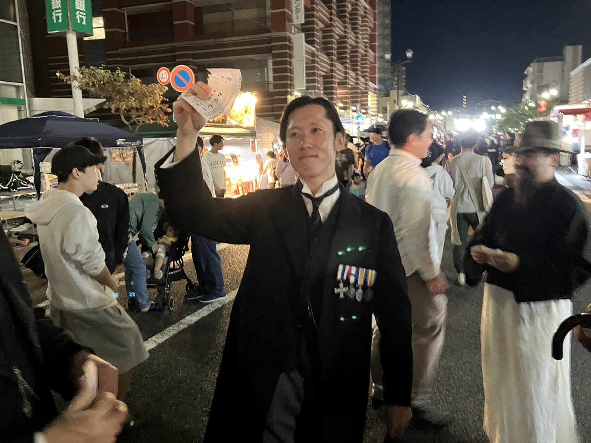 SirPOO1939's tweet photo. 買った富くじが全部外れて悲しみの余り紙を振り翳したらチェンバレンになってた https://t.co/kvOXzd61SQ