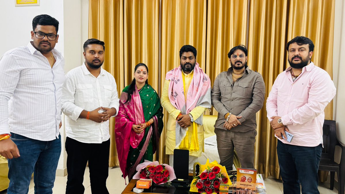 _SamikshaMishra's tweet photo. आज #लखनऊ में देर शाम माननीय श्री @arvindrajbhar07 जी से मुलाकात हुई एवम आरक्षण सुधार के कई विषयों पर सार्थक चर्चा हुई 💐🙏
इस क्रम में साथ में @Sunnysingh0555
@Anurag_EWS @Anurag_EWS
@theprateektalks
मौजूद रहे 🙏🚩 https://t.co/pU6ex5f9wb