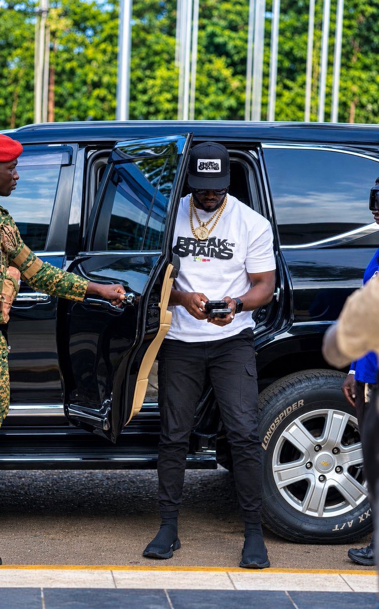 sserumagaelly's tweet photo. 🙆‍♂️Bebe Cool moving like he’s late for a cabinet meeting. SFC on duty, black SUV, the whole package. Is he still in the music industry or did he switch careers? 😂 https://t.co/3u4qhJD10w