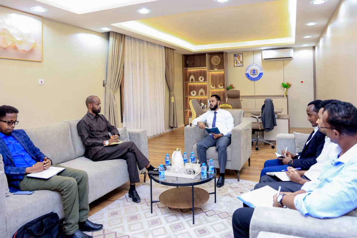 MoIFARSomalia's tweet photo. The Director General of the Ministry of Interior, Federal Affairs and Reconciliation, @AbdulkadirEA, met with representatives of SIMAD University to explore opportunities for stronger institutional collaboration, with a focus on connecting academic knowledge, professional development and practical experience.

Strengthening links between public institutions and universities can help bridge the gap between academic learning and the practical demands of public administration. The discussion reflects a shared interest in creating meaningful opportunities for knowledge exchange, skills development and professional exposure, contributing to a more capable and knowledgeable public sector.