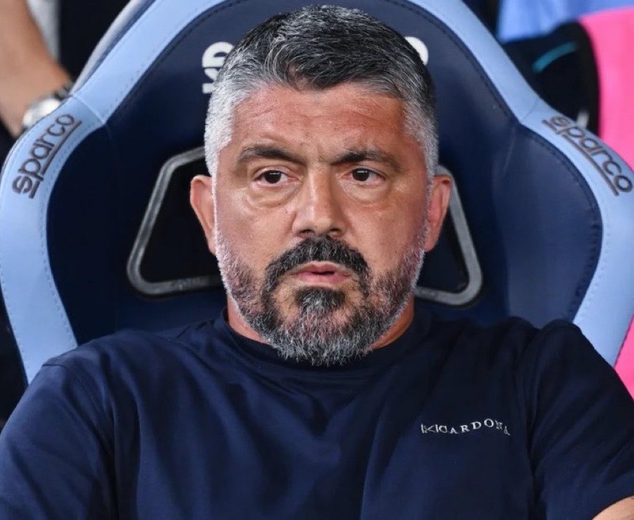 BINMIS7AL's tweet photo. 🔵🦅🔥 غاتوزو يكتب ما لم يفعله أحد في تاريخ لاتسيو.. بداية غير مسبوقة للبيانكوتشيلي!

لأول مرة في تاريخ النادي بالدوري الإيطالي، يحقق لاتسيو 5 انتصارات خلال أول 6 جولات، ويصل إلى 16 نقطة من أصل 18 ممكنة!

انتصار 3-1 أمام مونزا لم يمنح فريق جينارو غاتوزو ثلاث نقاط فقط، بل وضعه أمام رقم تاريخي جديد:

- 16 نقطة في 6 مباريات، أعلى رصيد للاتسيو في هذه المرحلة من الموسم.

- 5 انتصارات في أول 6 جولات، إنجاز لم يسبق للنادي تحقيقه.

- الرقم السابق كان 10 نقاط بعد خمس جولات، قبل أن يرفعه غاتوزو إلى 13 ثم 16 بعد الجولة السادسة.

المثير أن لاتسيو لم يدخل الموسم ضمن أبرز المرشحين للمنافسة على الصدارة، لكنه فرض نفسه الآن أحد أبرز المنافسين عليها بفضل انطلاقته الاستثنائية.

غاتوزو لا يصنع تاريخًا بالأرقام فقط، بل يمنح لاتسيو انطلاقة تتجاوز كل ما حققه النادي في بدايات مواسمه السابقة.

ست جولات لا تصنع بطلًا.. لكنها كانت كافية ليكتب غاتوزو صفحة لم تُكتب من قبل في تاريخ لاتسيو!