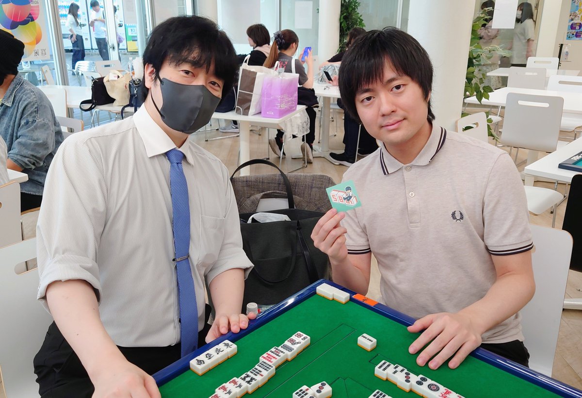MileJoyHayato's tweet photo. 昼は東京工芸大学の学祭に剛さんゲストということで行ってきました。

ちらっと寄るつもりが結局閉店まで。
2回同卓させてもらい、一勝一敗！

同行者からは服装まで合わせてこいとクレームを受けました…。 https://t.co/es7pZ6IOcq