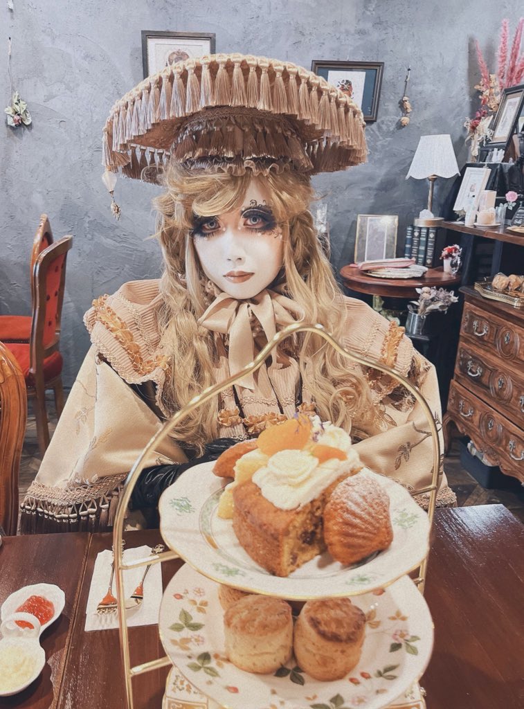 cute_minori's tweet photo. Cafe time🫖🍰🤍🌹🪽 https://t.co/CDdDRQFuS5