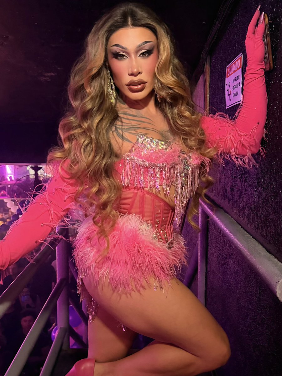 gragqueen's tweet photo. pink flamingo 🦩✨💗

Make up: me ✨
Look: Hellena Malditta 
Hair: Megan Campbell https://t.co/3Q43ShthQY
