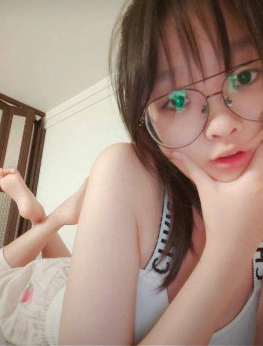 jenna12ou7's tweet photo. 从小缺爱～长大更缺

有人想锐评一下我的17岁的福嘛 ？🥹   

不要🚪赶紧看，我要删了… https://t.co/aBxOIkRLIU