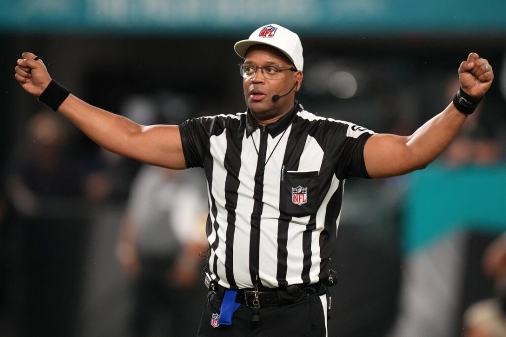 AB84's tweet photo. If this guy reffin ur game…

It’s gonna be a long day #CTESPN https://t.co/Vdk3icxoBU