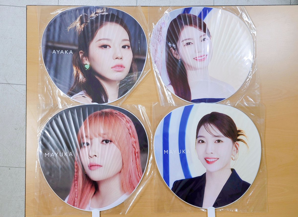 ADAY_Kalios's tweet photo. NiziU 니쥬 AYAKA 아야카, MAYUKA 마유카 우치와 및 캔배지 각각 원가에 양도합니다. 문의는 디엠으로 부탁드립니다.

MAKO 마코 RIO 리오 MAYA 마야 RIKU 리쿠 RIMA 리마 MIIHI 미이히 NINA 니나 韓国デビュー カムバ ニジュ withUトレカ 初動 代行 共同購入 Press Play HEARTRIS LOVE LINE 운명선 https://t.co/Wy24wN8Q5s