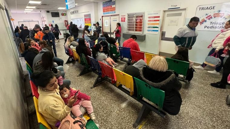 cirujana_yo's tweet photo. No se les ocurra compartir estas imágenes de los hospitales públicos DESFINANCIADOS colapsados (la mayoría: gente que ya no puede pagar la prepaga) porque el presidente que promueve el paraíso del consumo se va a poner muy mal... Y ni hablar si contás que hay uno o dos médicos mal pagos para atender semejante demanda. Ojo, hasta te puede insultar a los gritos y hasta hacer amenazar con los trolls.