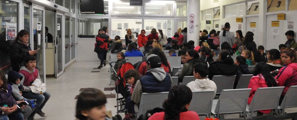 cirujana_yo's tweet photo. No se les ocurra compartir estas imágenes de los hospitales públicos DESFINANCIADOS colapsados (la mayoría: gente que ya no puede pagar la prepaga) porque el presidente que promueve el paraíso del consumo se va a poner muy mal... Y ni hablar si contás que hay uno o dos médicos mal pagos para atender semejante demanda. Ojo, hasta te puede insultar a los gritos y hasta hacer amenazar con los trolls.