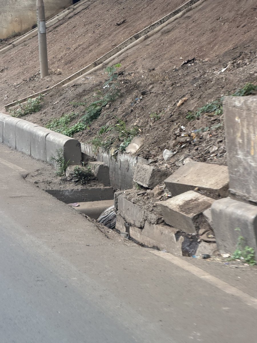Alfayaz11's tweet photo. To our highly qualified engineers at @KeNHAKenya, while you were busy resurfacing the Chiromo section, did it never once cross your minds to address the pathetic and dangerous road design? Or was that simply not part of the assignment?

#ReclaimNairobi https://t.co/ZSSChxEie7