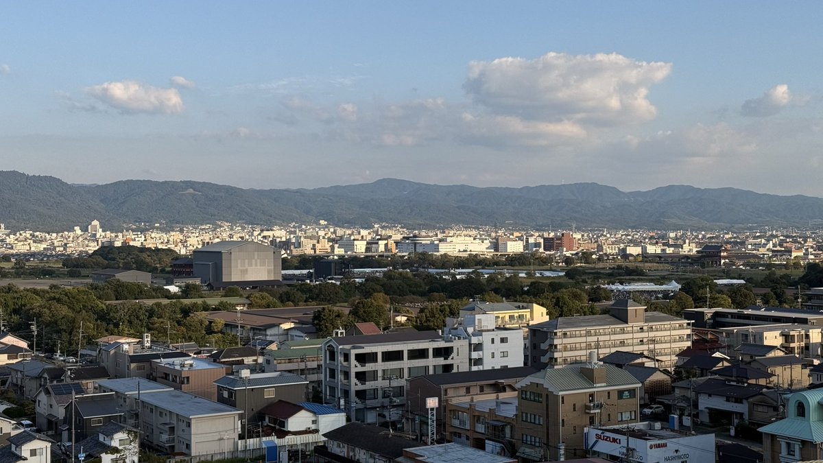 wasabihudousann's tweet photo. あくまで周辺住民として

･周辺施設にお金を落としている様子はない
･近鉄に増便を要請していないようで、西大寺駅が混雑
･西大寺駅から歩かせている、しかも夜遅くまでライブはやっていたので周辺住民への影響は大きい

設営や警備員、警察官の動員を考えると経済効果はそこまで大きくないのでは？ https://t.co/LhBruNgqkM