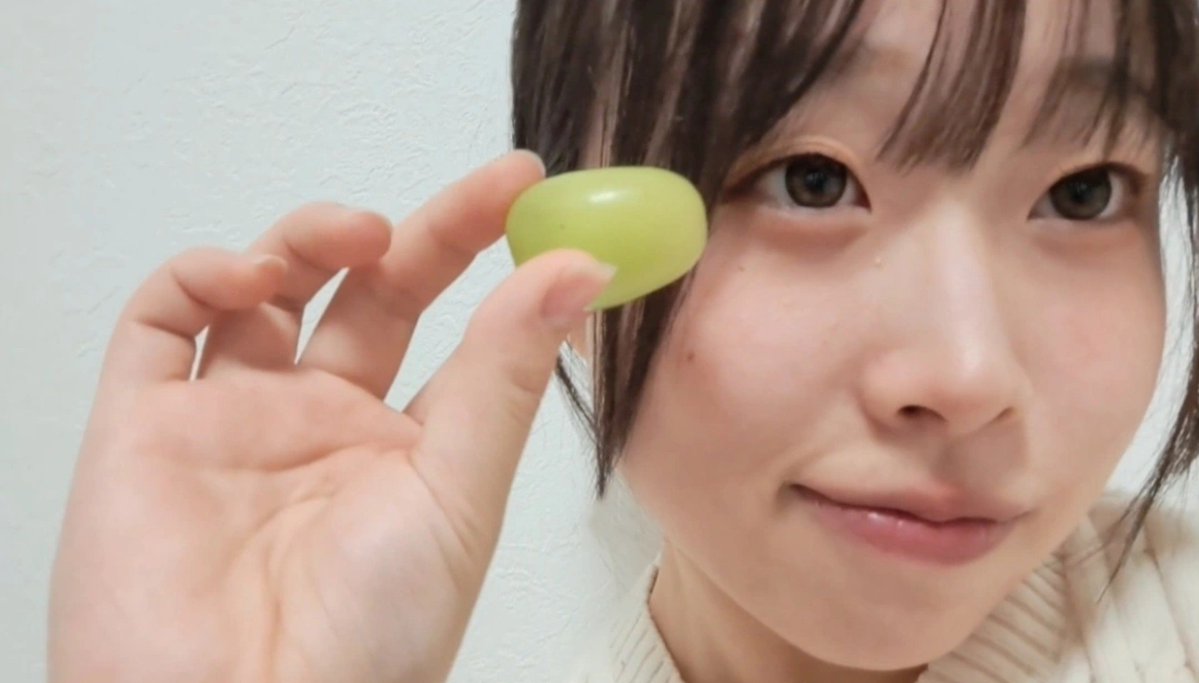 marin_kirdol's tweet photo. 『まりんはシャインマスカットを手に入れた🍇💚』

ぶどう大好き過ぎて1日でひと房食べてしまう💦(⑉･̆༥･̆⑉)

みんなは果物何が好き？🤍

  #Kirka_Dolce  #釧路  #アイドル https://t.co/FOyxuudjAS