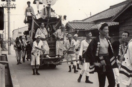 Awakend_Citizen's tweet photo. 【検証】

「高速で駆け抜けるだんじり」は「300年不変の伝統」ではない

「だんじり」が高速で駆け抜け、転倒し
怪我人や死者が出ることまで「伝統」だと言い張る人

まず読んでほしい

岸和田市の公式説明や、地元の史料と祭礼関係者への聞き取りをもとにした研究論文を調べると、当初の「だんじり祭り」は現在の姿とはだいぶ違う

■1703年、始まりは豊作を願う祭り

岸和田市が伝える起源は、藩主が五穀豊穣を願って行った稲荷祭
当初は狂言などの芸事を演じ、神社へ参拝する祭礼だった
やがて使われるようになっただんじりの原型も、大きな収納箱に車輪をつけ、その上で太鼓をたたくというものだった

■明治以前、だんじりはゆっくり曳かれていた

車軸は木製で摩擦が大きく、曳く速度も緩やかだった
大正期に金属製の車軸が使われるようになり、以前より多少は速く走らせることが可能になったが、
当時は道路も舗装されていない
当然、今のような速度で走れるはずがなかった

■戦後、道路の変化で走らせ方も変わる

岸和田市観光振興協会への取材記事では、広い道路や舗装の整備を背景に、現在のような勢いのある「やりまわし」が発達したと考察されている

■1959年、警察が示した条件は「走らない」

大阪府警はブレーキの設置を義務づけ、「走らない」ことなどを曳行条件とし、違反すれば曳行を差し止める方針を示した
当時から、危険な走らせ方は規制の対象だった

■1963年、観客に見せるパレードが始まる

規制後も走行や転倒事故は続いた
1963年には各町が観客の前で「やりまわし」を披露するパレードが始まり、激しいやりまわしが見せ場として定着していった

巨大なだんじりを勢いよく曲げる、
「日本一危険なお祭り」というレッテルは
むしろ古来の歴史をいびつに作り変えた
わずか戦後数十年の歴史でしかない

「祭りに300年の歴史がある」ことと
「今の危険な速度や走らせ方を続ける」ことは関係ない

豊作を願い、地域の人が集まる祭りそのものを否定する理由はない

しかし死者が出るような危険な走らせ方を否定することを、伝統を否定する話にすり替えてはいけない

亡くなった仲間を英雄化し、また誰かが命を懸けるなら、明らかに「頑張る方向を間違えている」

祭りを残すために、人が死ぬような走らせ方まで残す必要はない

「だんじりで死んでも本望だ」
「だんじりで死ぬのは誇りだ」

そんな、やんちゃな不良少年のような一部の大人たちの無意味な意地によって、本当に伝統ある祭りそのものが批判の対象になってしまう

むしろ300年の伝統ある祭りをこれからの時代もずっと残していくためには、時代とともに激しさを増してきた「危険な走り」をそろそろ見直す時期ではないだろうか？
