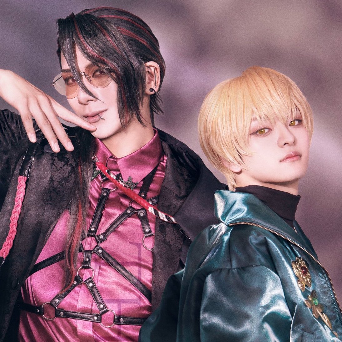 amekomeko27's tweet photo. 黒のコート、さり気なくデザインが入った生地でお仕立て頂いてますか！！？！
これ絶対ライト浴びたら輝くやつぅ！！！
パラステ衣装担当様ほんとにありがとう😭✨ https://t.co/v3qInXFH5y