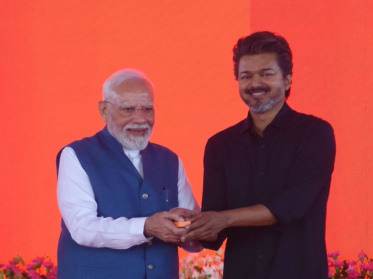 KVFC_Official's tweet photo. That genuine happiness on both their faces! ❤️😊

Two smiles. One frame. 🇮🇳❤️

What a moment! ❤️‍🔥 https://t.co/j8tIlgsThQ
