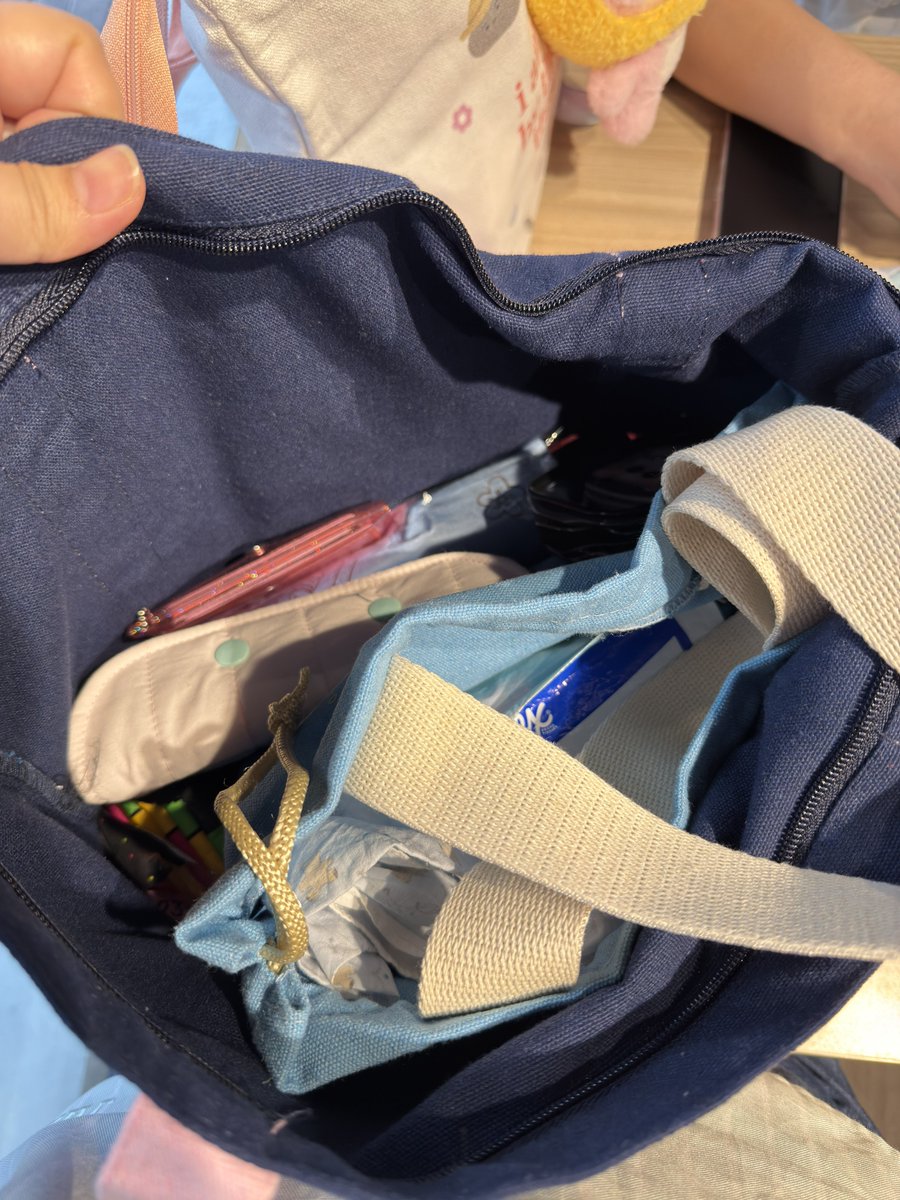 seheaventeen's tweet photo. sobrang solid nitong bag from love, mel 😂 mga laman: payong, wallet, pouch, lunch bag, shawl, powerbank, sanitary pads, freebies from cse, at kung ano pang anik-anik ko 😭😂 HAHAH hanggang bag ang dami kong gamit na dala!!!

thank you so much @ubecheesecake96 super worth-it! <3 https://t.co/BsZRSsEhD3