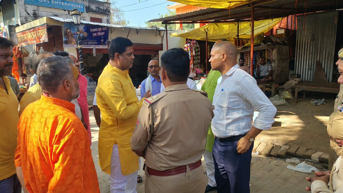 DmAmethi's tweet photo. श्रद्धालुओं की सुविधा, सुरक्षा एवं सुचारु व्यवस्था सुनिश्चित करने हेतु आज उप जिलाधिकारी अमेठी द्वारा मां कालिकन धाम एवं देवीपाटन मंदिर तथा तहसीलदार अमेठी द्वारा स्वामी परमहंस टीकरमाफी आश्रम का निरीक्षण किया गया।
इस दौरान पार्किंग, सुरक्षा, साफ-सफाई सहित अन्य व्यवस्थाओं का जायजा लेकर संबंधित अधिकारियों को आवश्यक दिशा-निर्देश दिए गए।
श्रद्धालुओं की सुविधा, सुरक्षा एवं स्वच्छता जिला प्रशासन की सर्वोच्च प्राथमिकता है। नवरात्र के दौरान सभी व्यवस्थाएं दुरुस्त रखने के निर्देश दिए गए हैं।