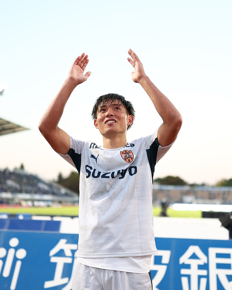 spulse_official's tweet photo. ▶︎ 𝗠𝗔𝗧𝗖𝗛𝗗𝗔𝗬｜水戸戦試合後コンテンツ
🗣️ #須貝英大 選手コメント公開
￣V￣￣￣￣￣￣￣
――決勝点、加入後初ゴールを決めた心境は。
やっとチームの勝利に貢献できたというところで、ずっと数字のところはこだわっていたので、とにかく厳しい戦いの中で勝点0なのか1なのか3なのかでだいぶ変わってくる中、最後走りきって勝点3をもぎ取れたことは嬉しかったです。

――どの辺りで最後まで走り切ると決めたのか。
結構賭けと言えば賭けだったんですけど、相手の目線と空いている感じだとここ狙ってくるかなというところでパスカットでき、その辺りからそのまま勢いよく行こうと思いました。最初、(藤井)智也の背後に出そうかなと思ったんですけど手前で止まったので、自分で仕掛けるよりは智也が仕掛けたほうがいいなと思ってボールを渡した時に相手が智也に対して食いついていたのが分かったので、とにかく智也を信じて空いたスペースに入ったら本当に良いボールをくれたので、あとはキーパーをしっかり見て流し込むだけだったと思います。

――得点以外のプレーについて。
自分自身満足していなかったし、切り替えの部分だったりとか、自分としては満足いくパフォーマンスではなかったですけど、試合の途中でタカさんに言われて、そこでもう一個スイッチが入ったというか、もっとやらなきゃいけないなと思えたので、それもあそこまで走れた要因かなと思います。

――長崎戦で120分出て中3日での試合だったが、次も中2日。
サッカー選手である以上、出させてもらうのはすごく嬉しいことです。もちろん連戦はきついですけどその中でもリカバリーしながらどの試合に対してもしっかり準備していくというのが選手として当たり前の作業だと思うので、そこは日程を言い訳にするのではなくて、出たくても出られない選手もいますし、いま本当に良い競争が生まれているので、自分もしっかりと出続けて結果を出し続けないとすぐスタメンは取られてしまうので、あまり連戦だからきついという言い訳はせずにとにかく良い準備をしてやっていきたいなと思います。

――チームとしてリーグ3連勝できたことについて。
まずは勝点3を取れたことは良かったですけど、試合内容に目を向けると自分たちのサッカーができてない時間とできてる時間があると思います。そこは映像を見ながらミーティングしているので、お互いの距離感だったりセカンドボールへの反応だったり、修正すべきところは明確になっています。結果だけ見たら3連勝ですけどまだまだ修正するべき点は多いと思いますが、勝って反省するのと負けての反省するのとでは全然違いポジティブ要素は多いと思うので、また次の試合に向けてチーム全体として振り返っていければと思います。

#spulse #ONEFAMILY #1011vs水戸