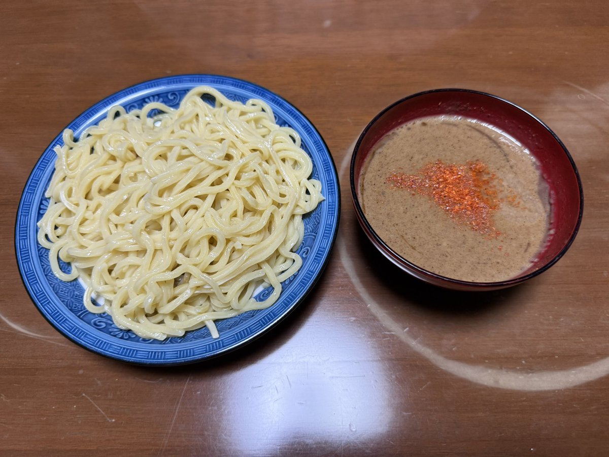 custom_e2831's tweet photo. しんどくてご飯食べれなかったから大盛りのつけ麺たべちゃお https://t.co/ZkjcJEsGn8