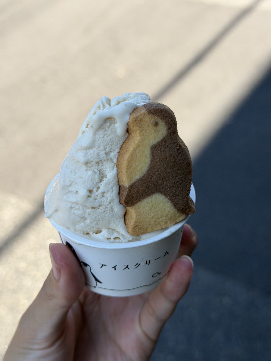 PioMt's tweet photo. あわじ島アイスクリームにてタマネギ味アイス
オニオンスープに近い味がして美味しい https://t.co/r8FfUzCxOL