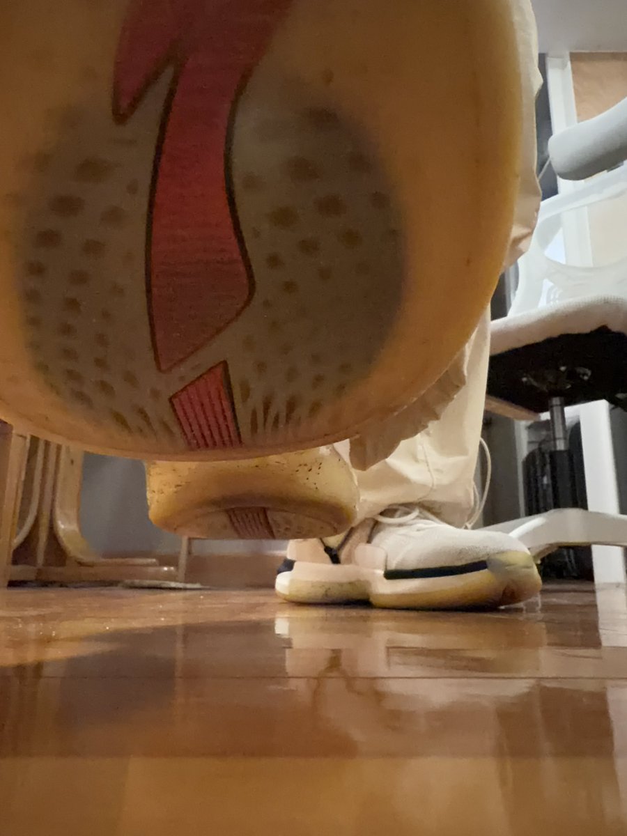 MasterLiba's tweet photo. 老子45碼球鞋包裹臭腳踏你頭頂而過
sb跪拜背影心中默念感恩年輕的父親大人
#Dom
#踩头
#脚奴 https://t.co/YTFUOgMtJ7