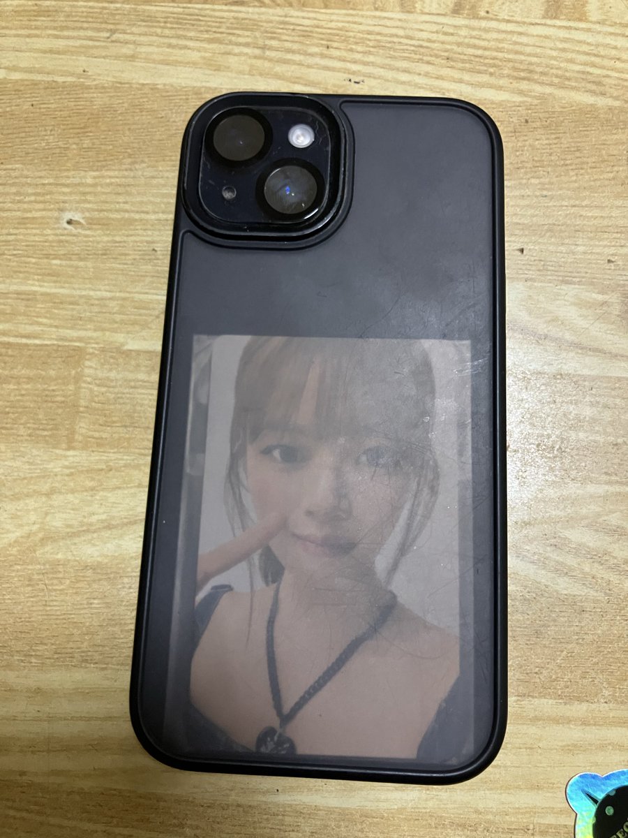 ossanonce's tweet photo. 早速JYP FLAGSHIP TOKYOでGetしたジョンヨンちゃんの万トレをスマホケースの背中に入れてみた！
ちなみに壁紙は右。
画面も背面も見とれてしまう💚
56歳のオッサンが、日々の苦労に耐えられるのも妻様と貴女のお陰です。
#JYP_FLAGSHIP_TOKYO 
#TWICE #JEONGYEON https://t.co/Lrx2GqlybN