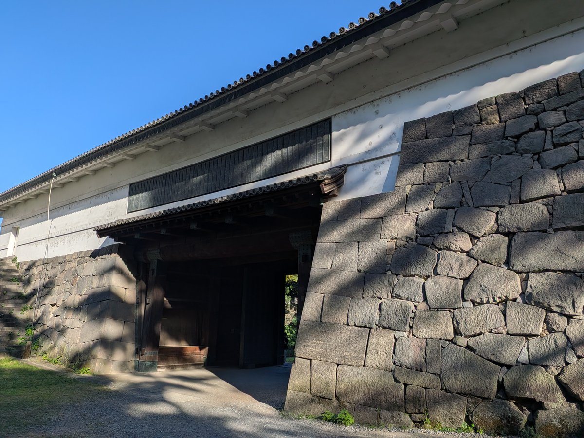 salt_aki375's tweet photo. 武道館近くのカッフェでお昼キメこんで皇居周辺を徘徊🚶‍➡️
〇〇門とか〇〇跡とかとか色々見て回ったら結構時間掛かるね

近くに超超強力とされる某パワースポットあるらしいけど、物見遊山的な感じで行ったらエライことなりそうで行けんかった(´⁠・ω・｀⁠) https://t.co/ivD5SrKIvp
