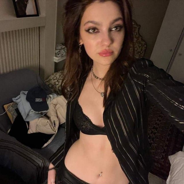 BullyFromQueen's tweet photo. she's awake, ignore the mess https://t.co/2OJ6q6TDfV