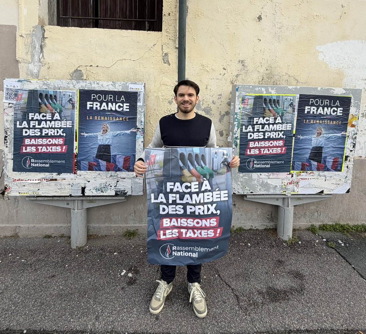 JarraudT's tweet photo. Sur le terrain ce matin ! 

À #Bayonne, nous affichons la renaissance de la France portée par @MLP_officiel ! 🚀🇫🇷 https://t.co/xq1N3rq4Ri
