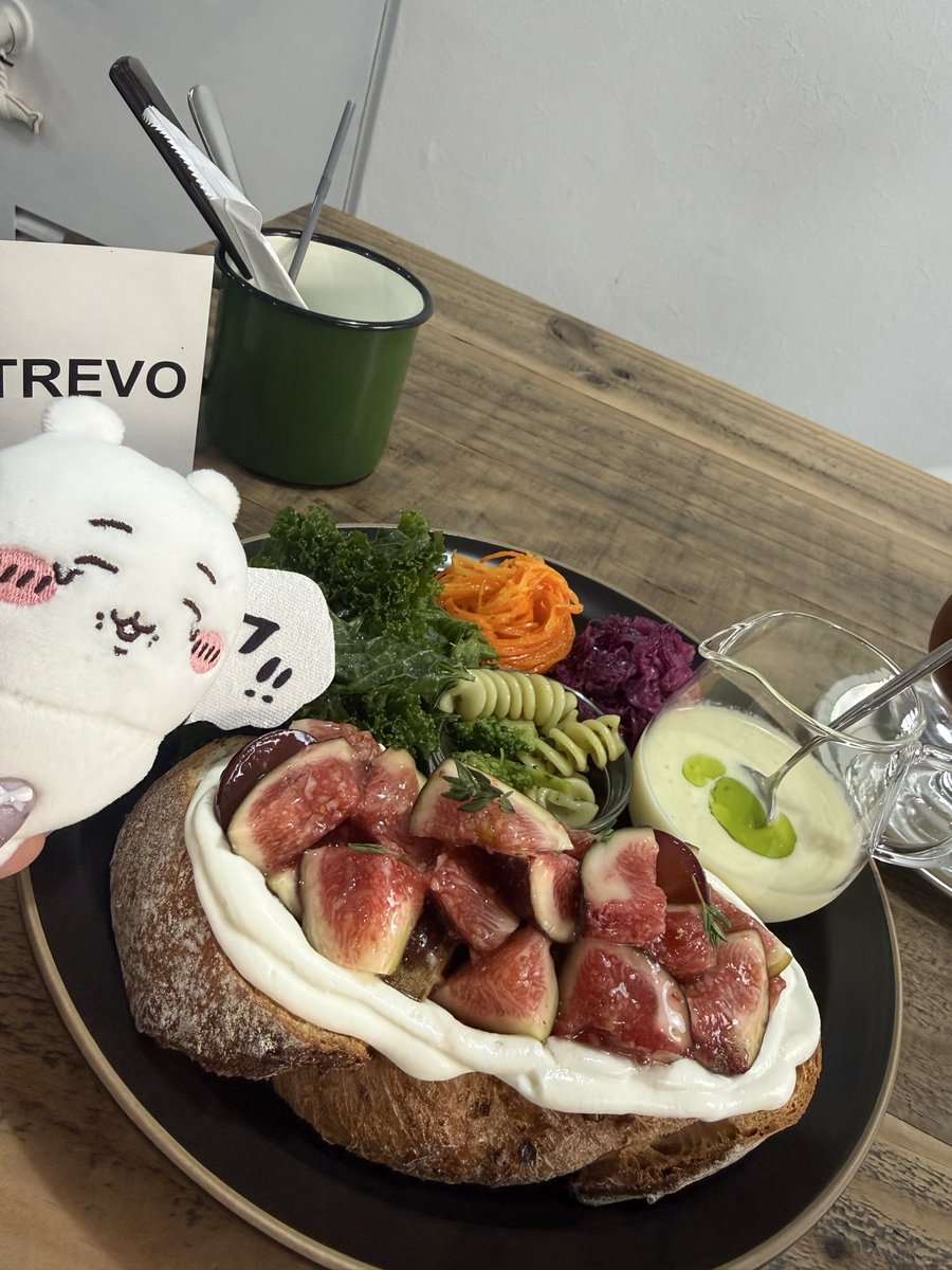 kccafe929's tweet photo. 今季ナンバー1の無花果の一皿🏅
副菜もスープもドリンクも感動で震えてしまう🤣
大好きなお店にちいたん連れていけてｻﾁ https://t.co/sHJA84chzm