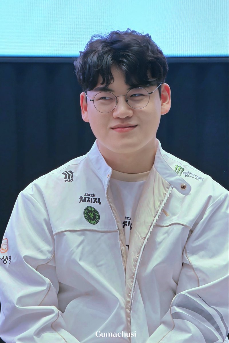 guma_chusi's tweet photo. 261011
HLE Worlds 2026 Send-Off Ceremony

Our precious 🐻✨

#Gumayusi #구마유시 #이민형 https://t.co/ngvtyG27Bz