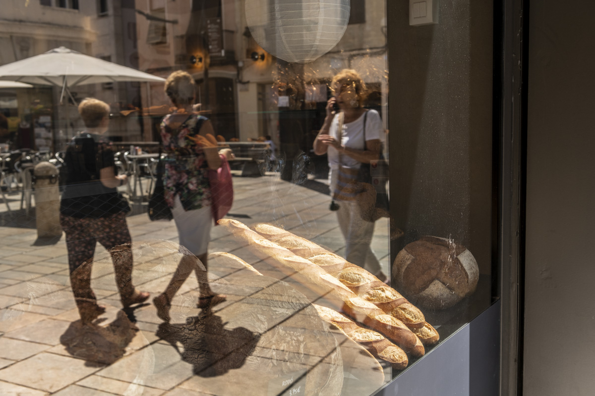 matarocat's tweet photo. 🍔 On sopem avui?
🛠️ On és la ferreteria més propera?
🪁 On hi ha una botiga de joguines?

📲 Directori d’activitats comercials en planta baixa. Una eina per consultar, localitzar i conèixer l’oferta comercial i de restauració a #Mataró

🔗 Ho trobaràs a https://t.co/FegffDEe79 https://t.co/EY2gyBpNZY